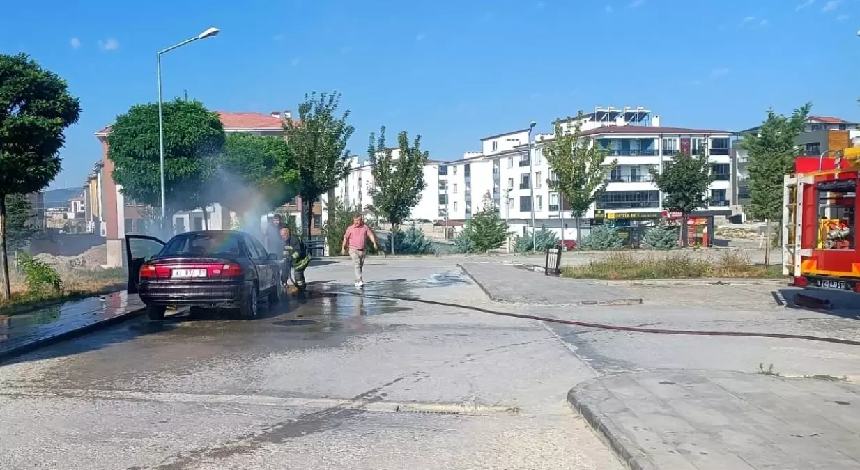 Beyşehir Devlet Hastanesi bahçesinde otomobil yangını