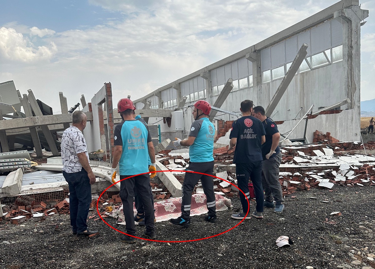 Bingöl\'de Hayvan Çiftliği İnşaatında Çökme: 1 İşçi Hayatını Kaybetti