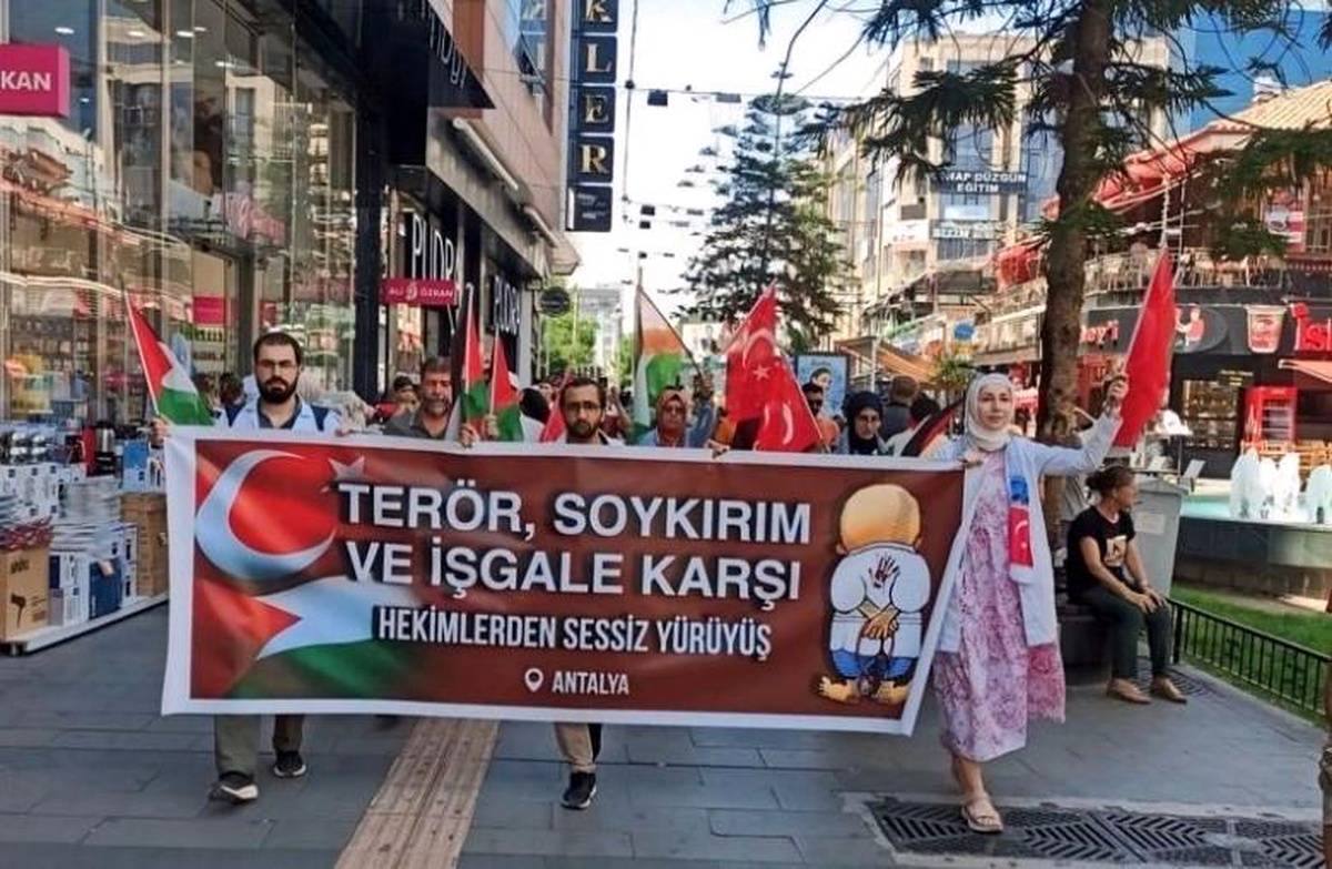 Antalya\'da Sessiz Hekimler Platformu İsrail\'in Gazze\'ye yönelik saldırılarını protesto etti