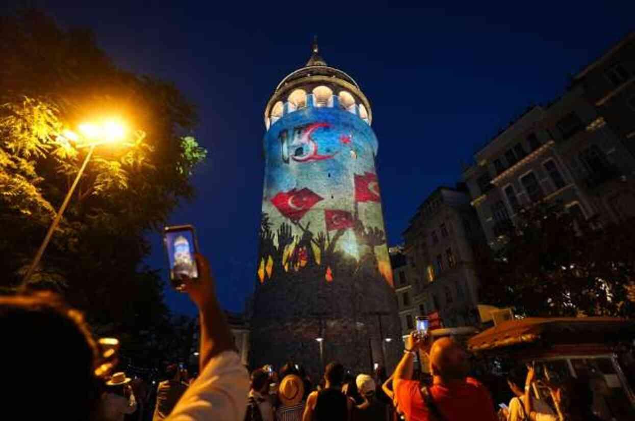 İstanbul'daki tarihi mekanlar 15 Temmuz etkinlikleri kapsamında ışıklandırıldı