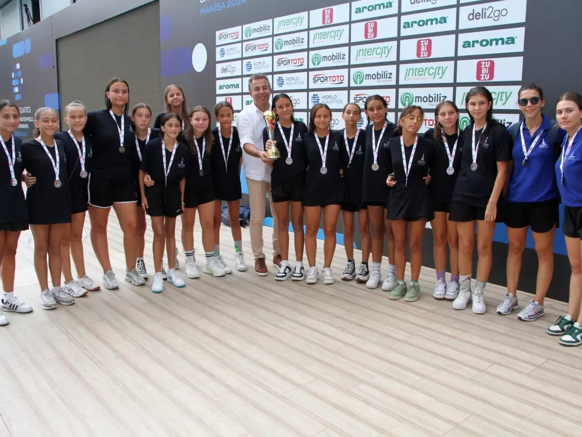 İzmir Büyükşehir Belediyesi Spor Kulübü Sutopu U13 Kadınlar Türkiye Şampiyonası\'nda ikinci oldu