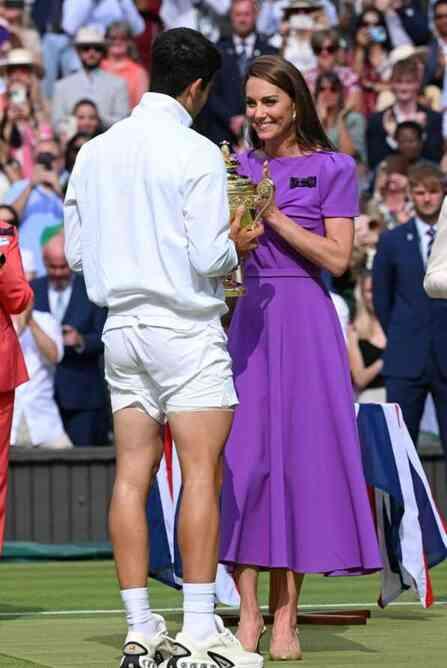 Kanser tedavisi gören Kate Middleton, Wimbledon finalinde halkın karşısına çıktı! Ayakta alkışlandı