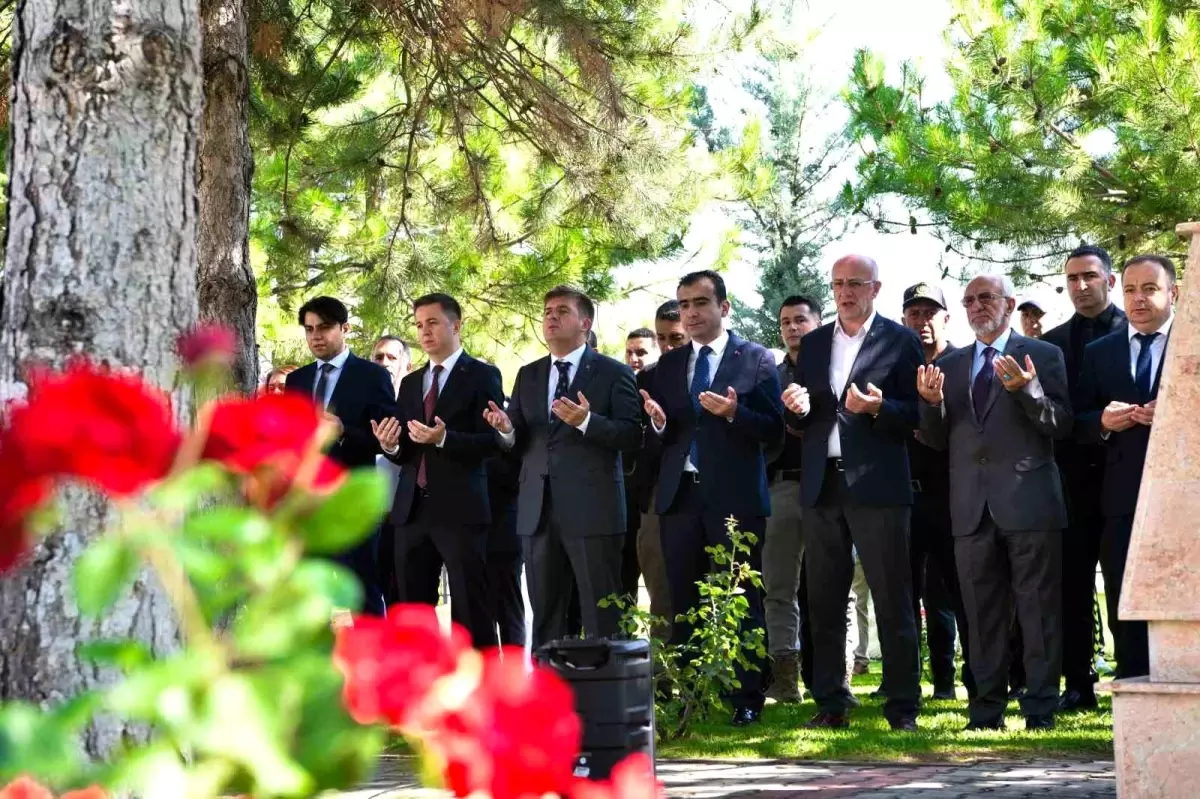 Karaman\'da 15 Temmuz Demokrasi ve Milli Birlik Günü etkinlikleri kapsamında şehitlikler ziyaret edildi