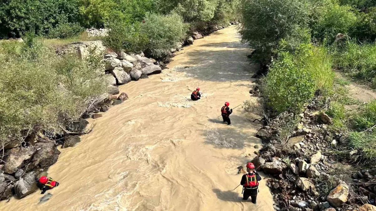 Erzurum-Artvin kara yolunda heyelan sonucu kaybolan 10 aylık bebeğin aranması devam ediyor