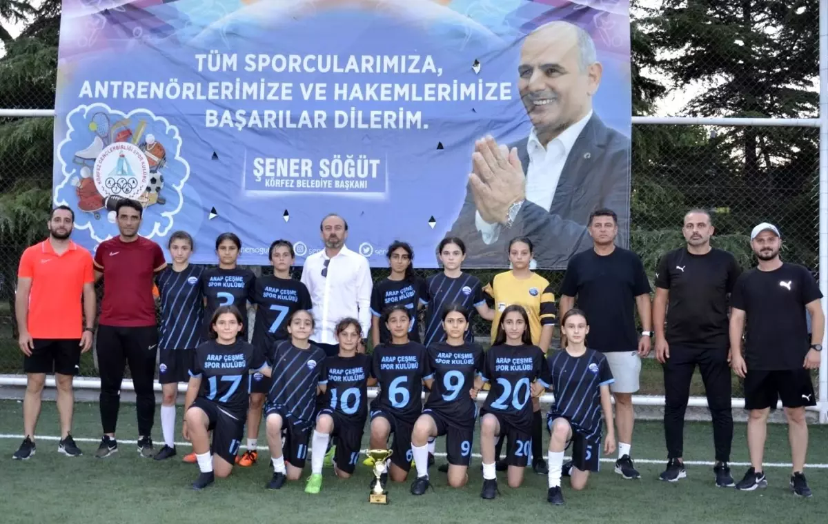 Körfez Kiraz Festivali\'nde Gebze Arapçeşmespor Kulübü U13 Dostluk Futbol Turnuvasını kazandı