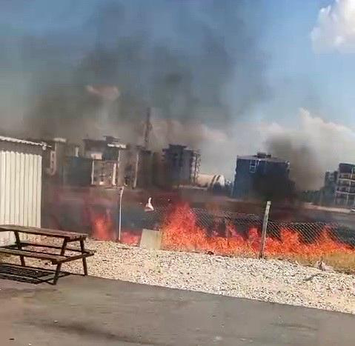 Adıyaman\'da Konteyner Kent Yanında Kuru Ot Yangını