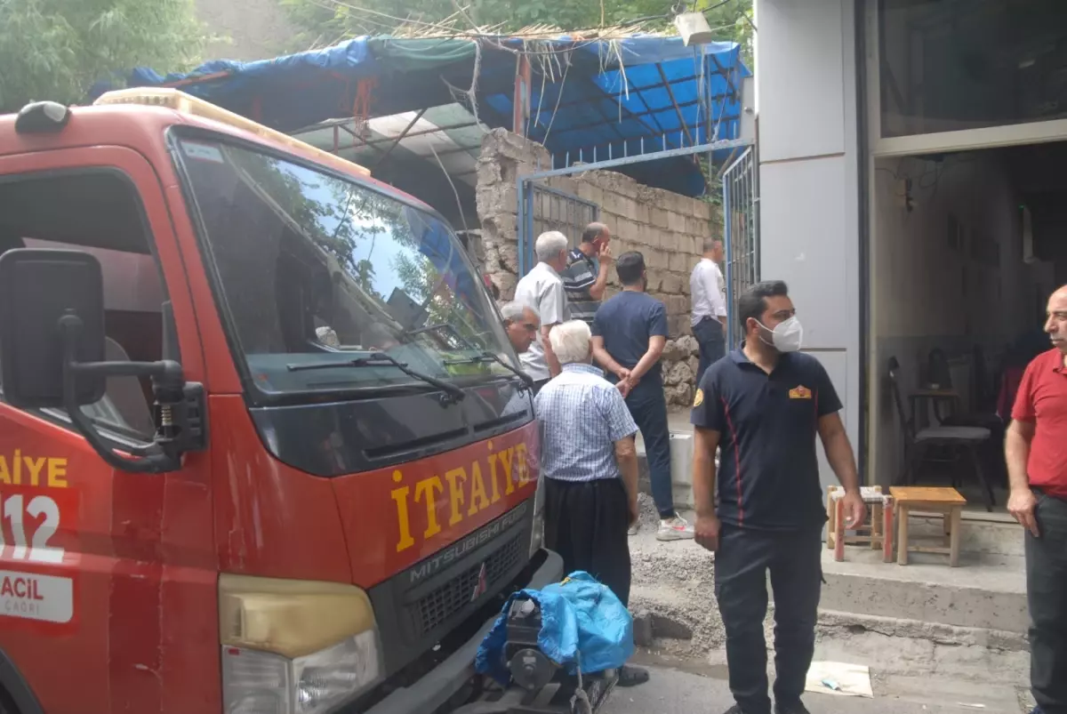 Diyarbakır\'da kötü koku ihbarı üzerine yapılan kontrolde bir kişinin cansız bedeni bulundu