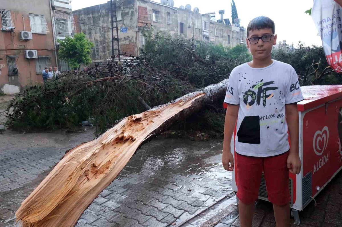 Adana\'da Fırtınada Çocuk Son Anda Kurtuldu