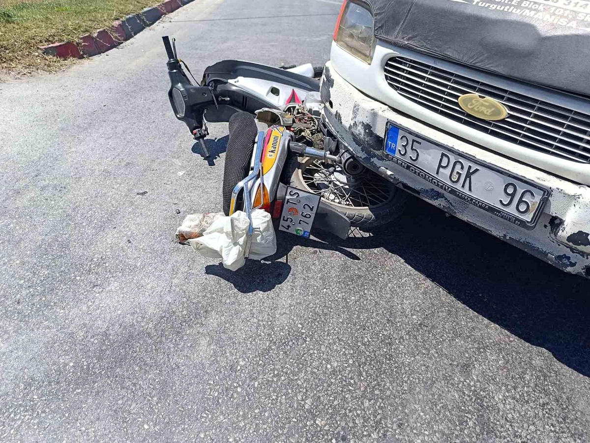Manisa Turgutlu\'da Kamyonet ile Motosiklet Çarpıştı: 1 Yaralı
