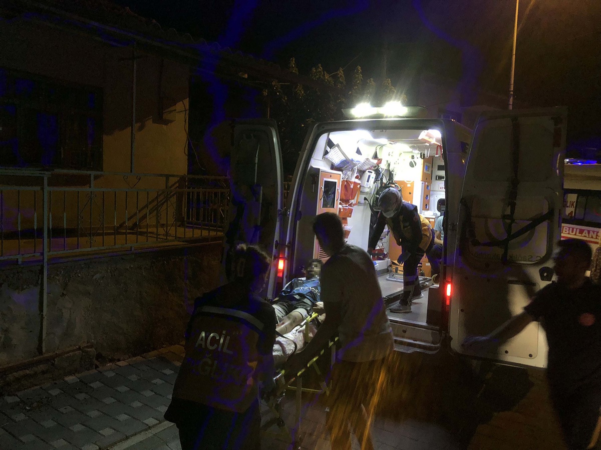 Kula\'da motosiklet ile elektrikli bisiklet çarpıştı: 3 yaralı