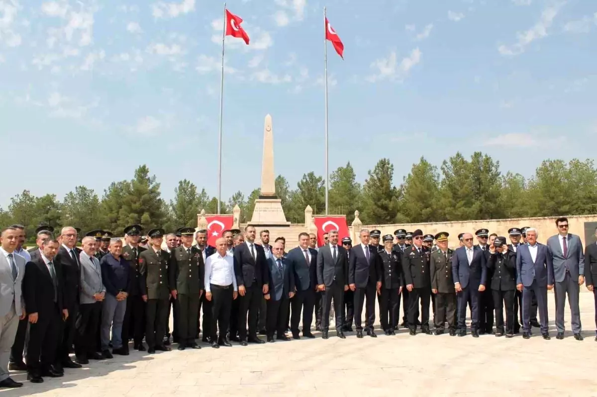 Mardin\'de 15 Temmuz Demokrasi ve Milli Birlik Günü etkinlikleri kapsamında Selen Kışlası\'ndaki şehitlik ziyaret edildi