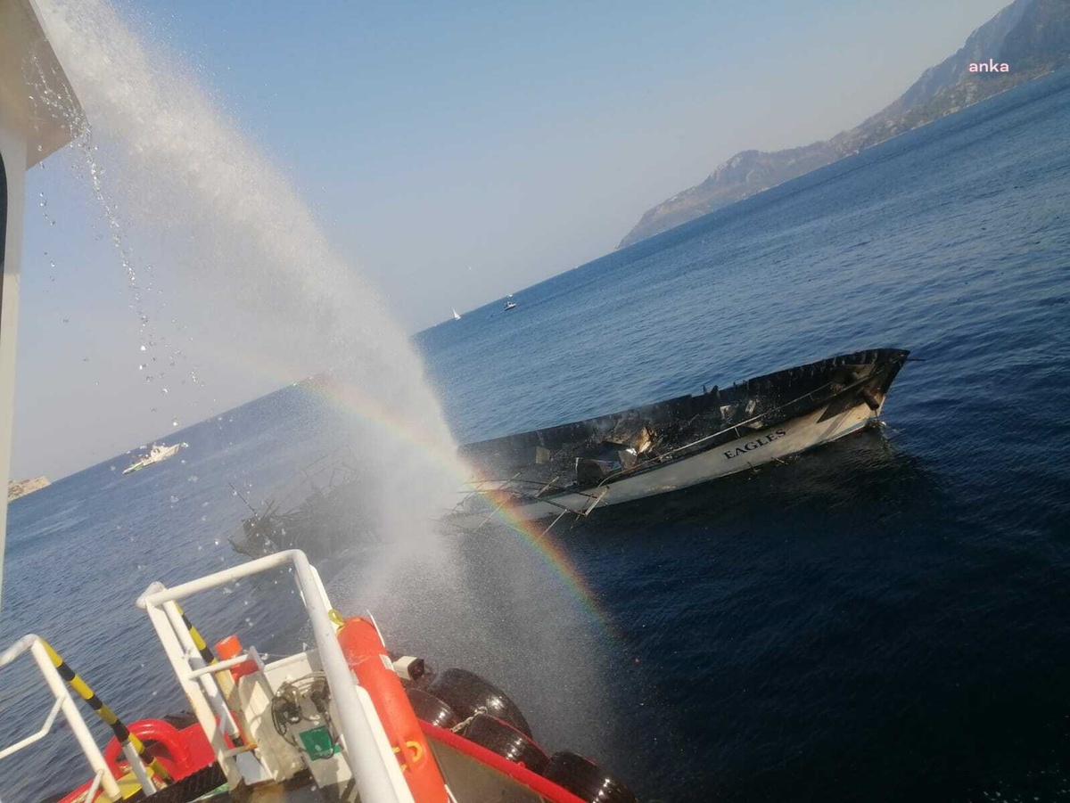 Marmaris\'te gezi teknesinde çıkan yangında 17 kişi yaralandı