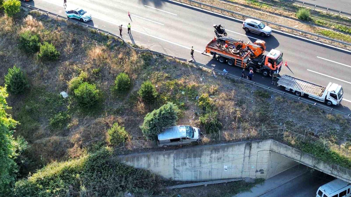 Düzce\'de minibüs şarampole uçtu: 1 ölü, 2 yaralı