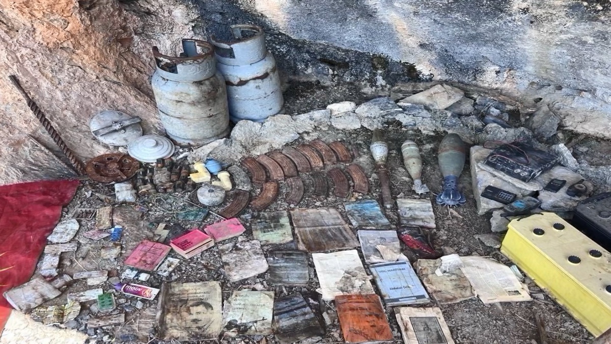 Pençe-Kilit Operasyonu Bölgesinde Teröristlerin Mağarasında Mühimmat ve Dokümanlar Ele Geçirildi