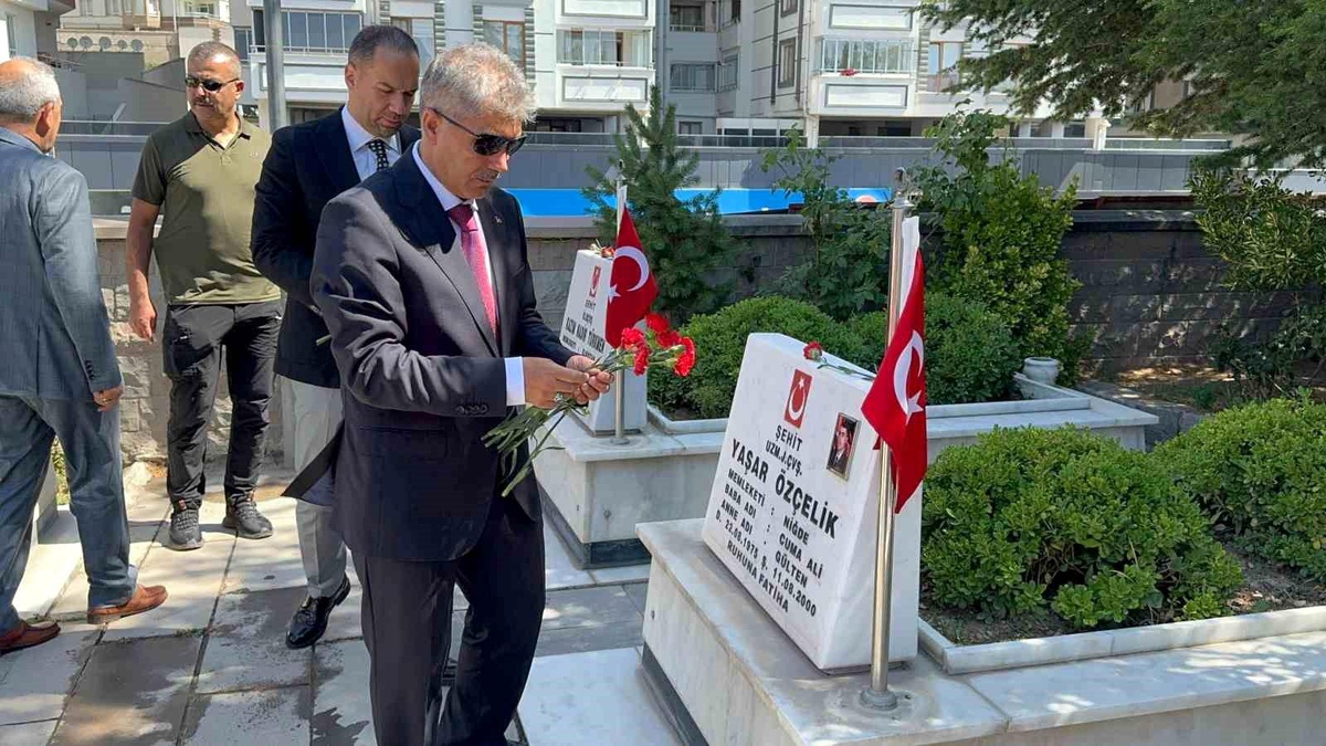 Niğde\'de 15 Temmuz Demokrasi ve Milli Birlik Günü etkinlikleri kapsamında Şehitliğe dualar edildi
