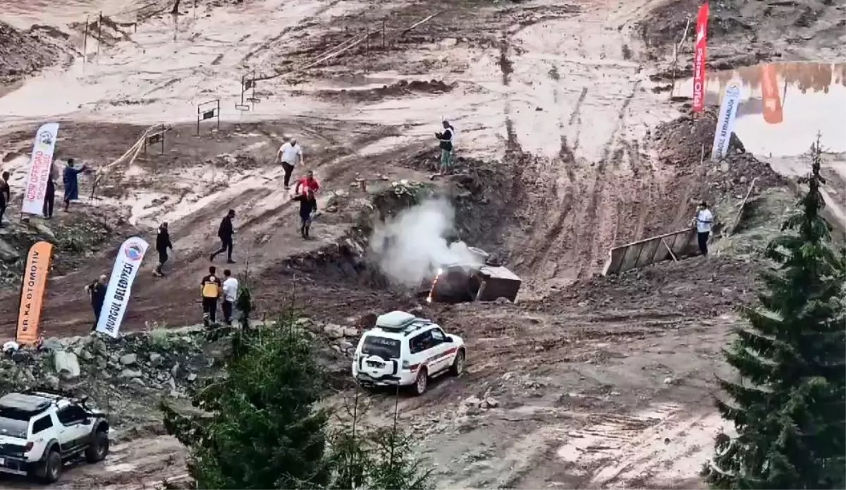 Artvin\'de Off-Road Yarışında Araç Devrildi