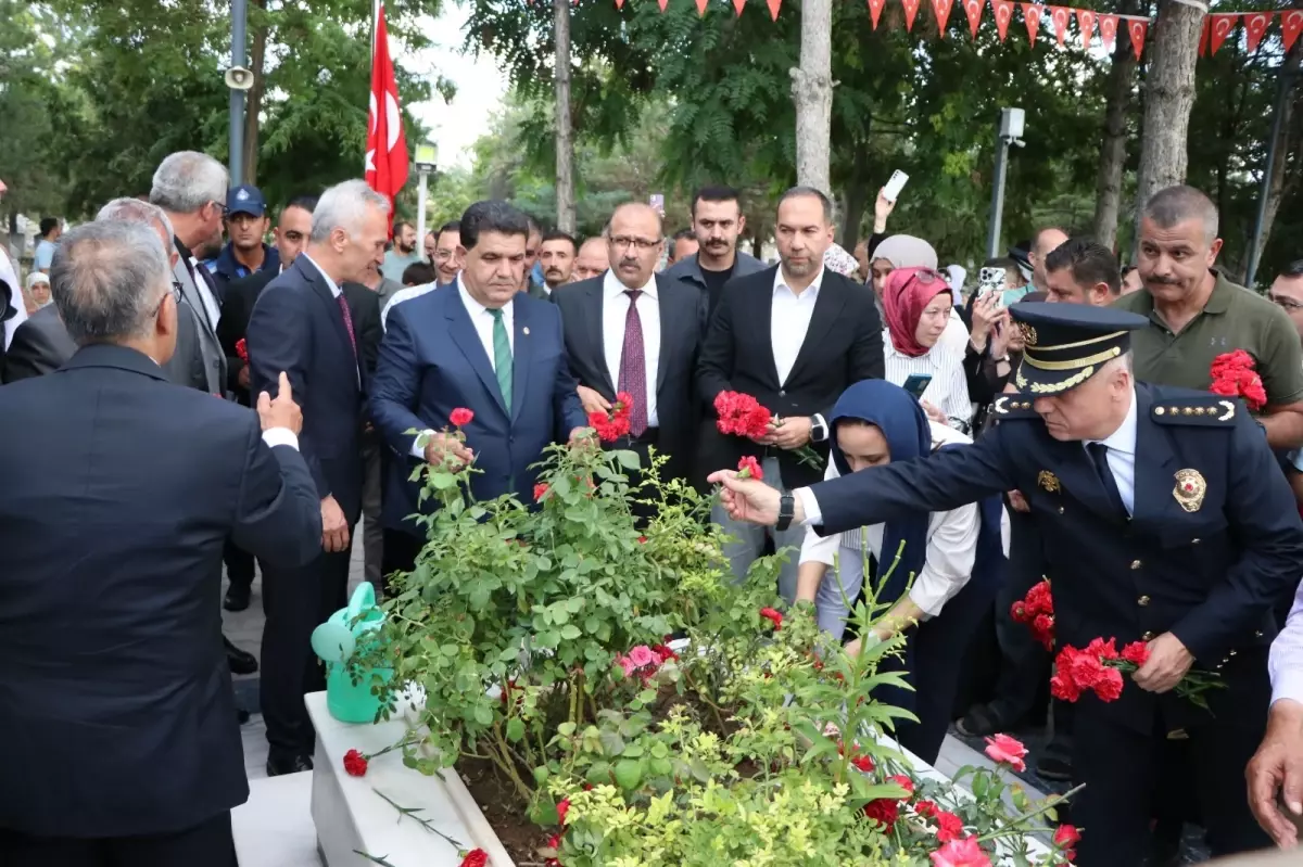 Niğde Valiliği, Şehit Ömer Halisdemir\'i Anma Programı Düzenledi