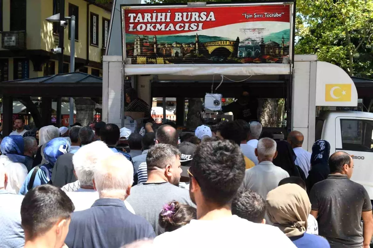 Osmangazi Belediyesi, 15 Temmuz şehitleri için lokma dağıttı