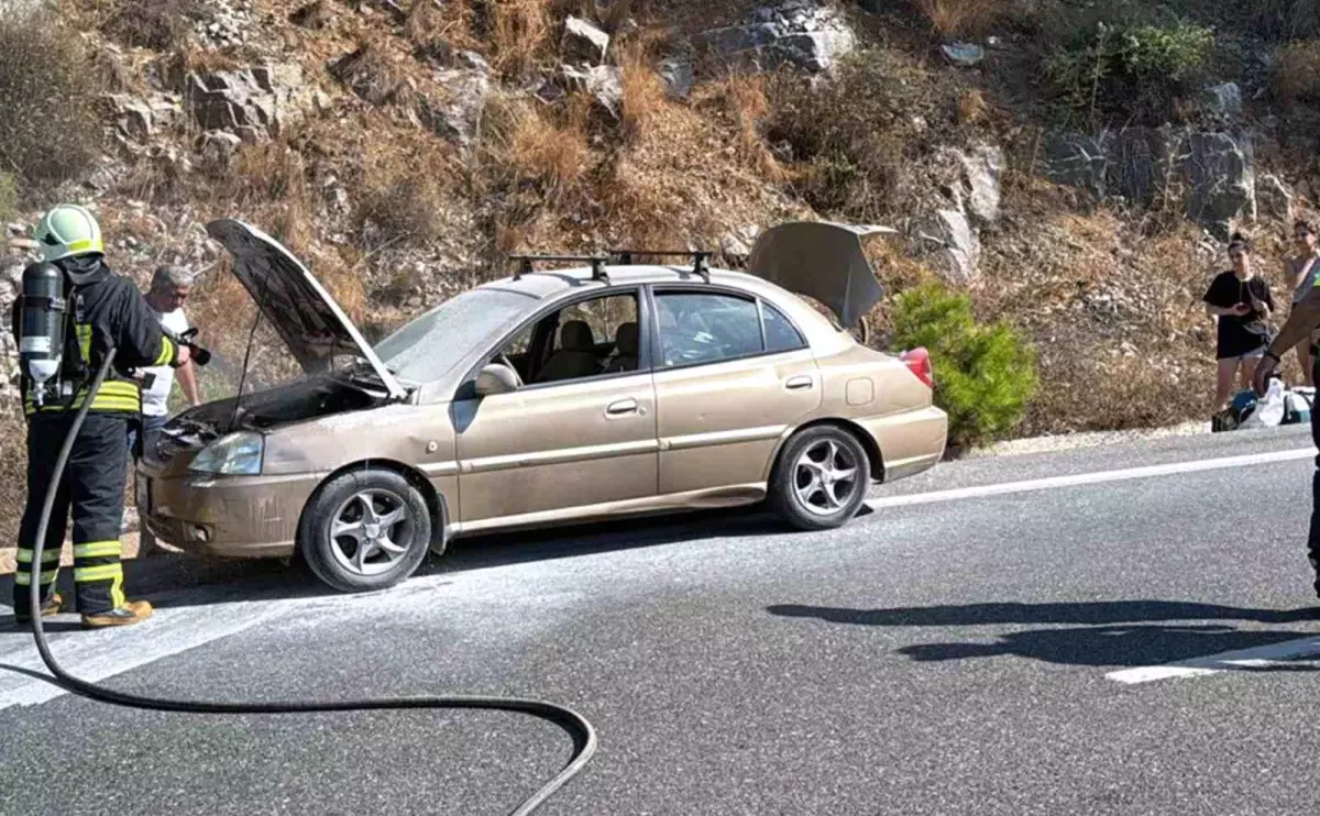 Muğla\'da araç yangını vatandaşlar tarafından söndürüldü