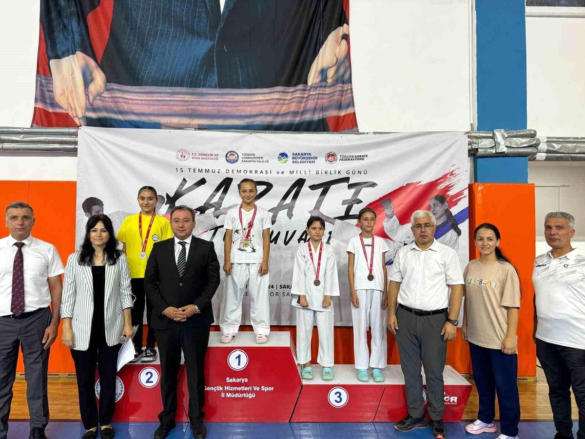 Sakarya Büyükşehir Belediyesi 15 Temmuz Demokrasi ve Milli Birlik Günü\'ne Özel Karate Turnuvası Düzenledi