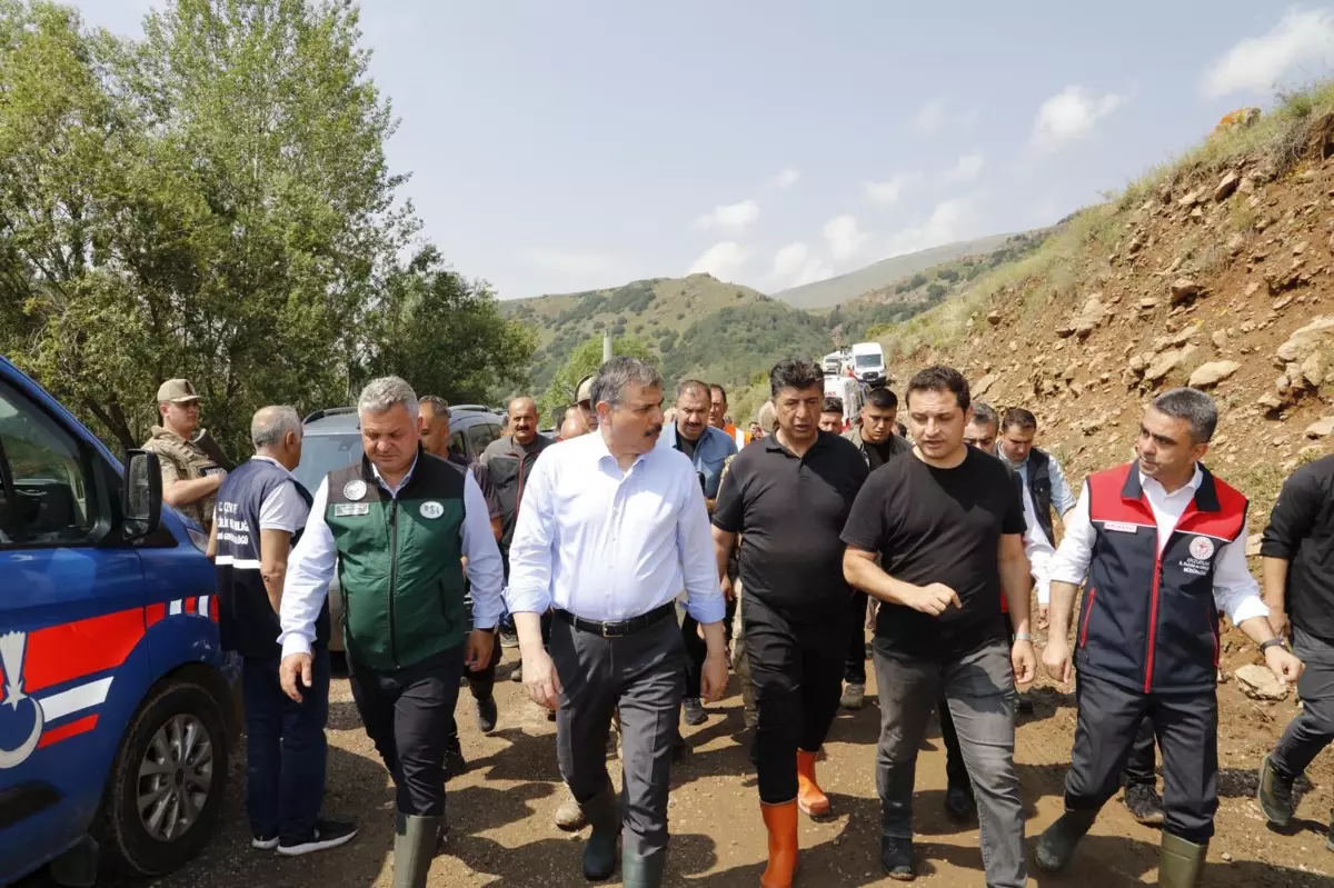 Erzurum Valisi Mustafa Çiftçi, sel felaketinin vurduğu Pasinler ilçesinde incelemelerde bulundu