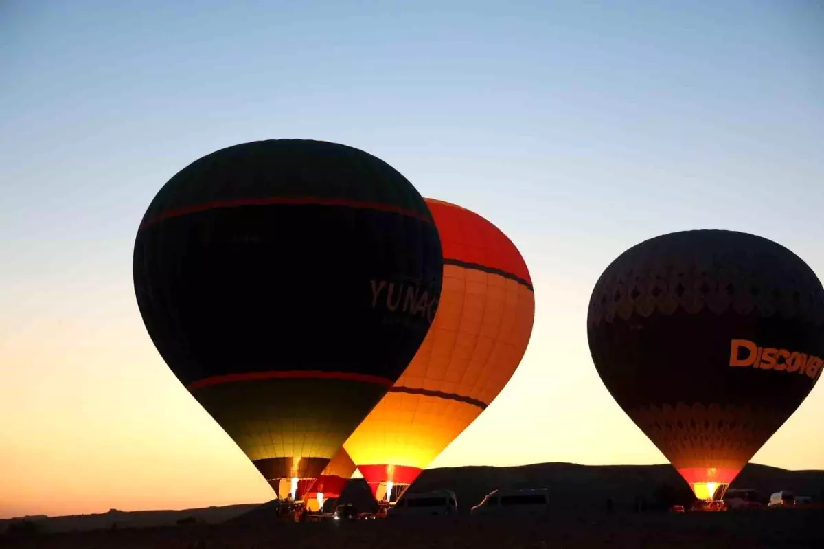 Kapadokya\'da Sıcak Hava Balonları Türk Bayrağı ve Pankartlarla Havalandı