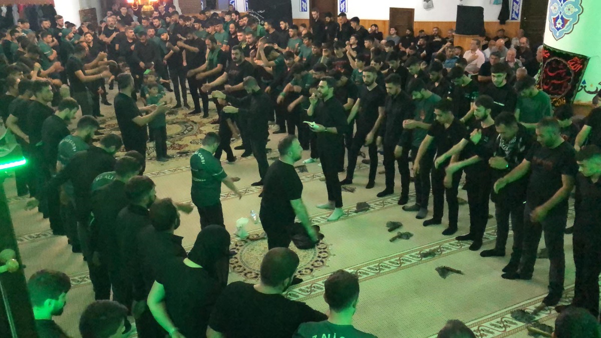 Kerbela Şehitlerini Anma Töreninde Gözyaşları Sel Oldu