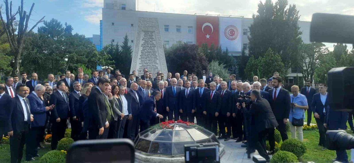 TBMM Başkanı Numan Kurtulmuş ve Heyeti 15 Temmuz Şehitler Anıtı\'na Karanfil Bıraktı