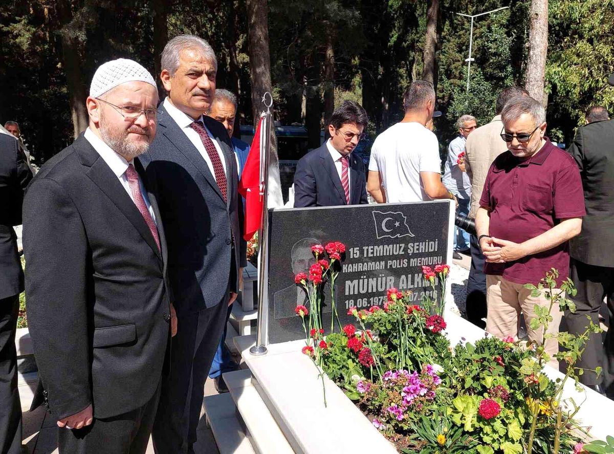 Tekirdağ\'da 15 Temmuz anma programı çerçevesinde şehit mezarlarına karanfil bırakıldı