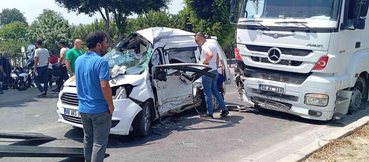 Tarsus\'ta Tırın Çarptığı Otomobilde Sürücü Sıkıştı