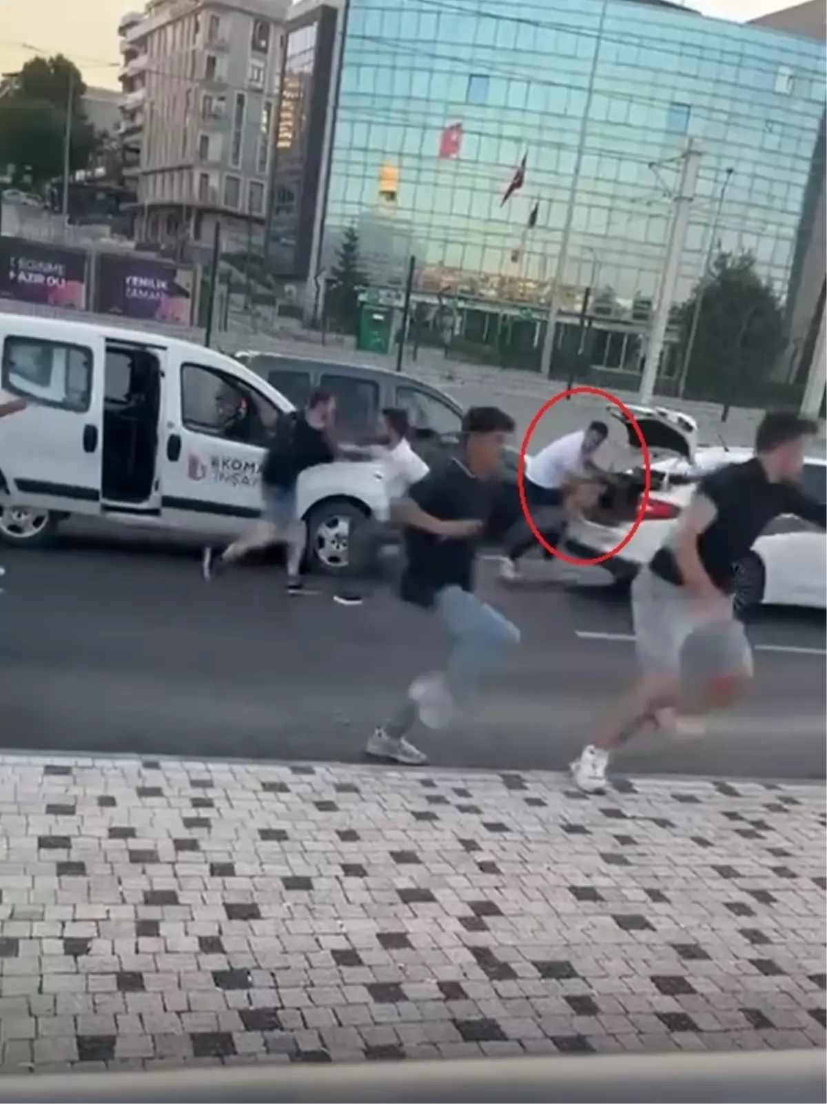 Bursa\'da trafikte yol verme kavgası silahlı saldırıya dönüştü