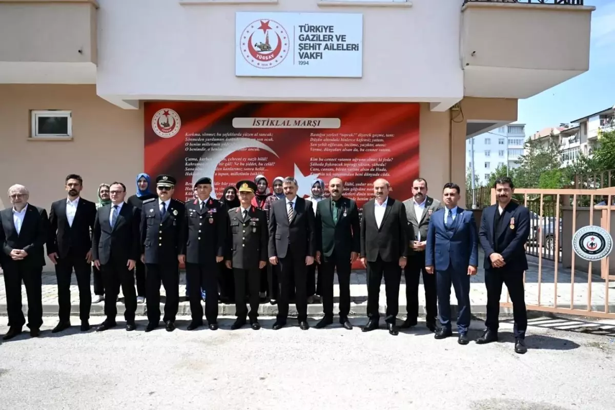 Erzurum Valisi Mustafa Çiftçi, Gaziler ve Şehit Aileleri Vakfı\'nı ziyaret etti