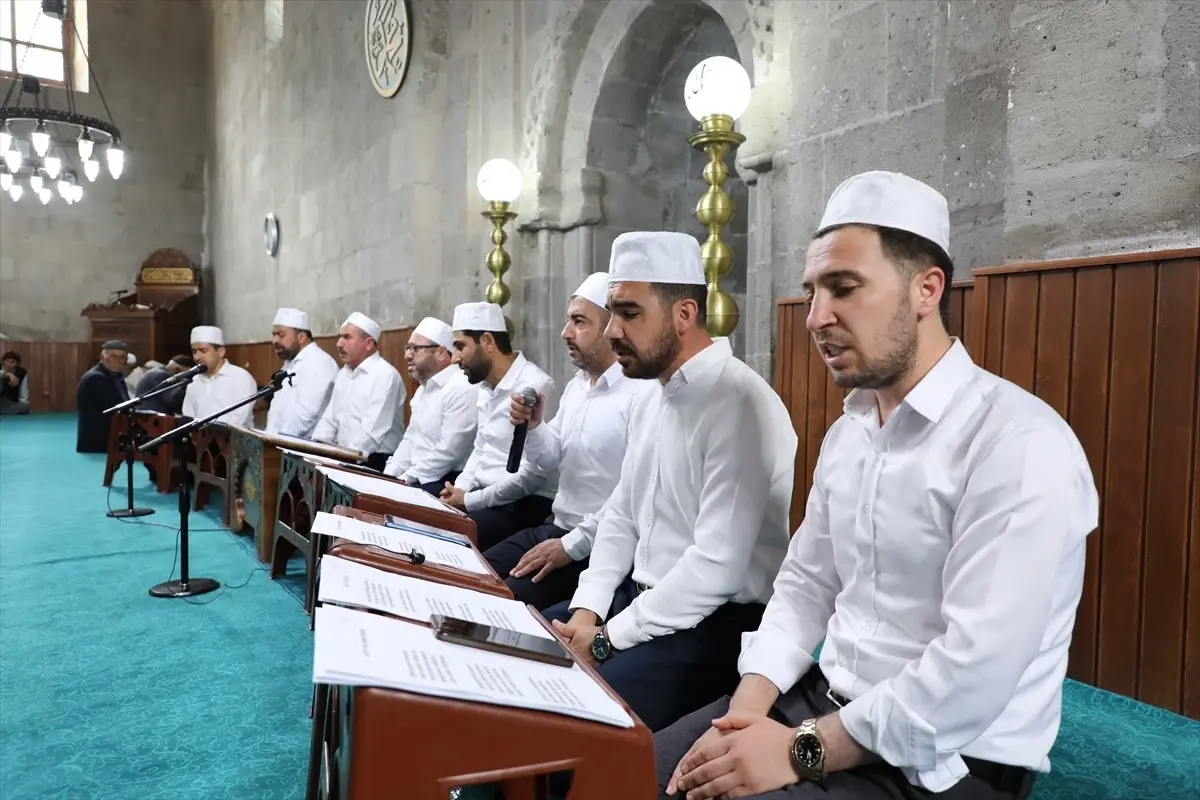 Van, Hakkari ve Bitlis\'te 15 Temmuz Demokrasi ve Milli Birlik Günü dolayısıyla şehitler için mevlit okutuldu