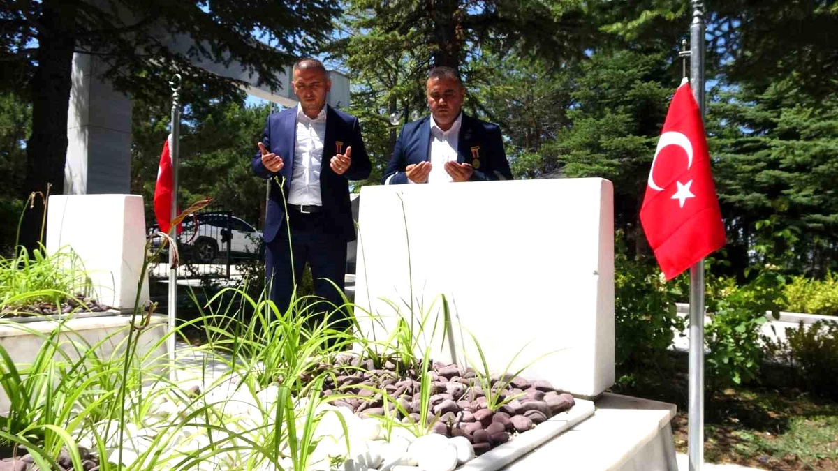 15 Temmuz Gazileri Yozgat Şehitliği\'ni Ziyaret Etti
