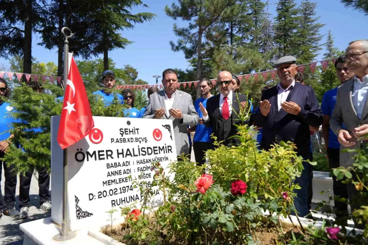 Emekli Özel Kuvvetler Komutanı Zekai Aksakallı, Şehit Ömer Halisdemir\'in Kabrini Ziyaret Etti