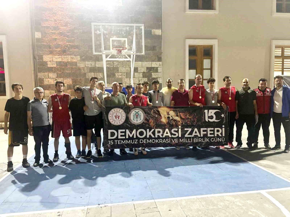 Erzincan\'da 15 Temmuz Demokrasi ve Milli Birlik Günü\'nde düzenlenen 3x3 Sokakta Basketbol Turnuvası