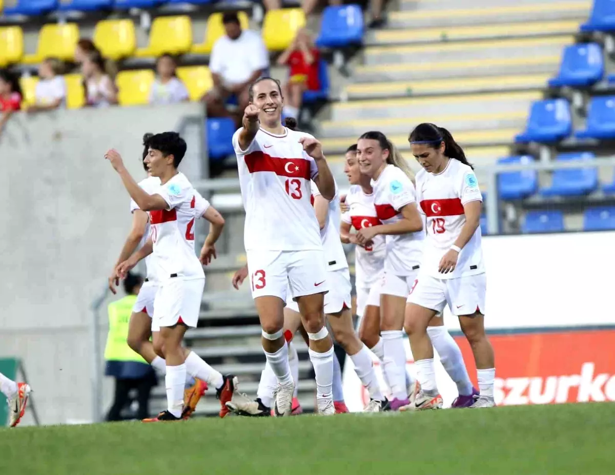 A Milli Kadın Futbol Takımı, Macaristan\'ı 4-1 yenerek play-off\'larda mücadele etmeyi garantiledi