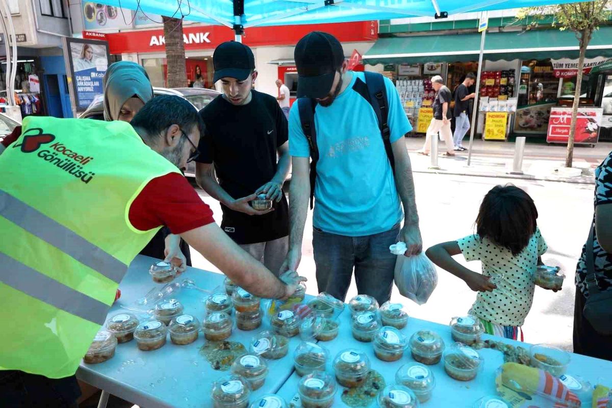Kocaeli Büyükşehir Belediyesi 12 ilçede vatandaşlara aşure ikram ediyor