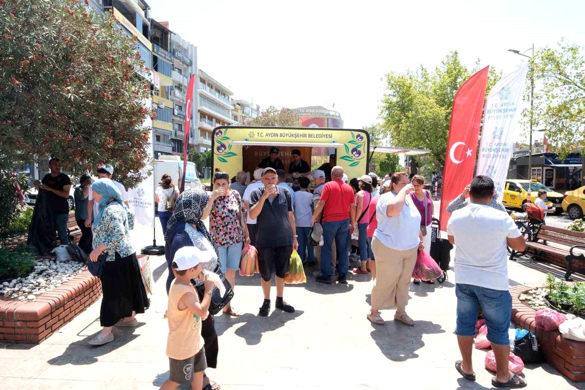 Aydın Büyükşehir Belediyesi Vatandaşlara Limonata Dağıttı