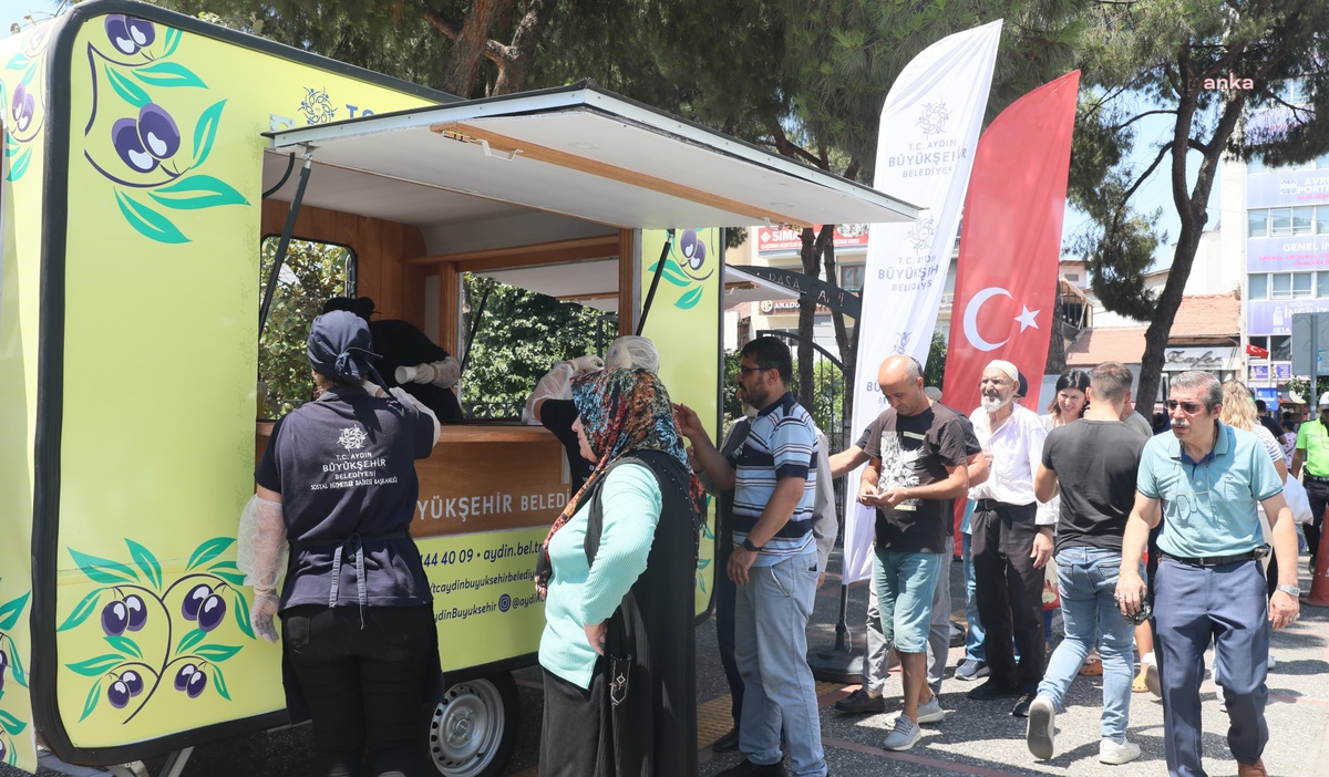 Aydın Büyükşehir Belediyesi Vatandaşlara Limonata Dağıttı