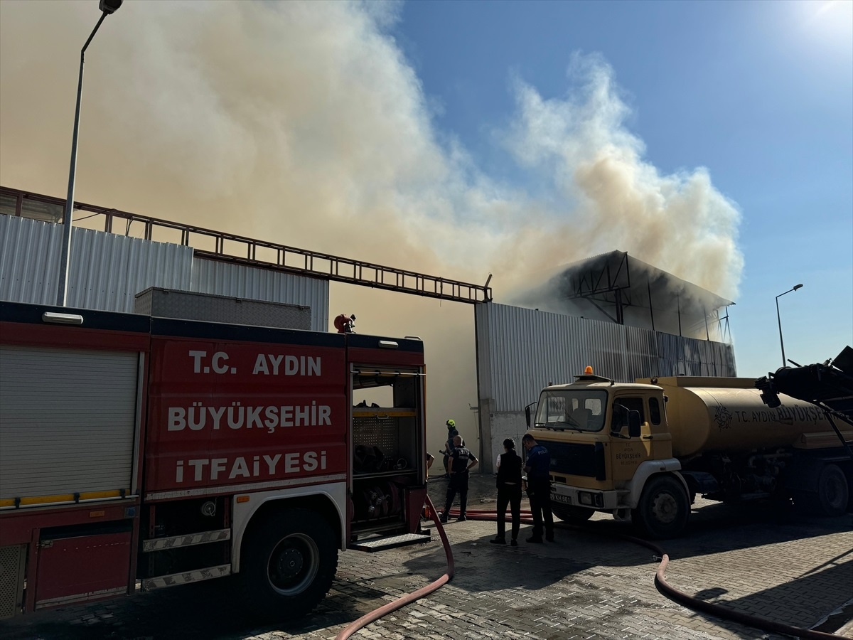 Aydın\'da geri dönüşüm fabrikasında çıkan yangın söndürüldü