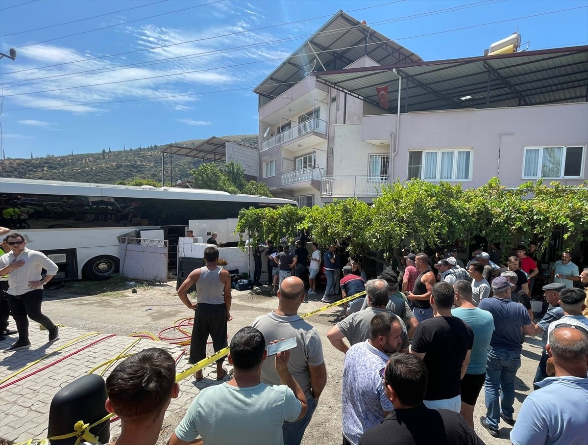 Aydın Söke\'de Otobüs Kazası: 1 Ölü, 13 Yaralı