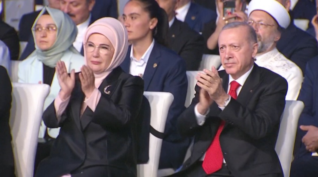 Azerin, 15 Temmuz töreninde bozkurt selamı verdi! Cumhurbaşkanı Erdoğan alkışlayarak karşılık verdi
