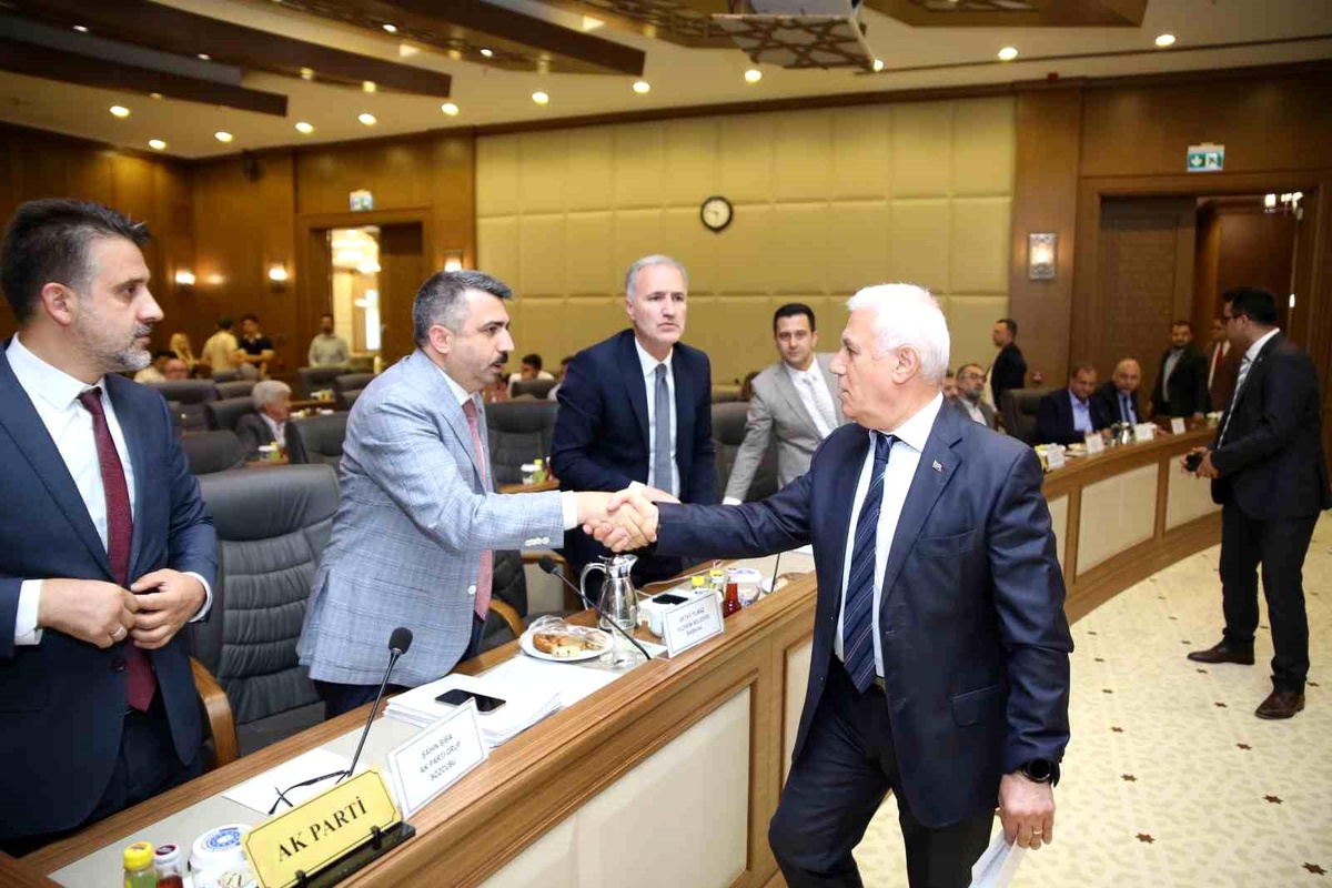 Bursa Büyükşehir Belediye Başkanı Mustafa Bozbey, kentsel dönüşüm çalışmalarının içerisinde akademik odaların da bulunduğu bir estetik kurulla sürdürülmesinin doğru olacağını söyledi.