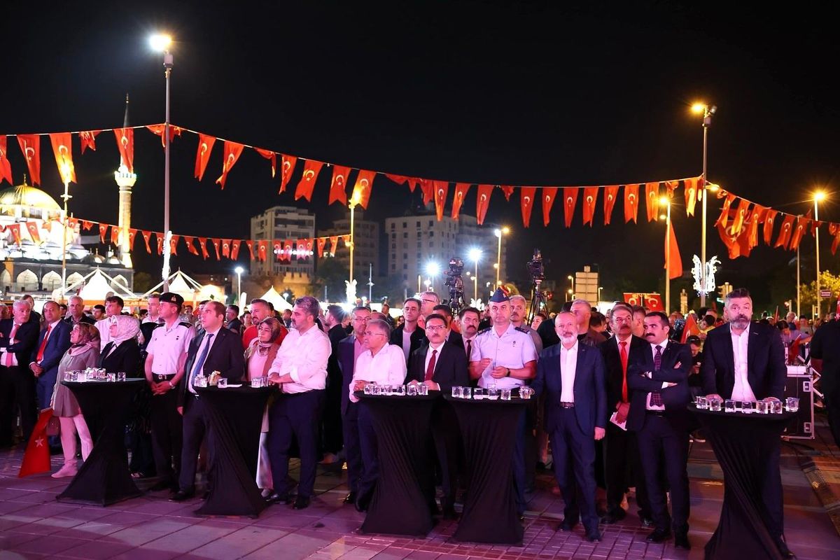 Kayseri\'de 15 Temmuz\'un 8. yıldönümünde vatandaşlar milli iradeye sahip çıktı