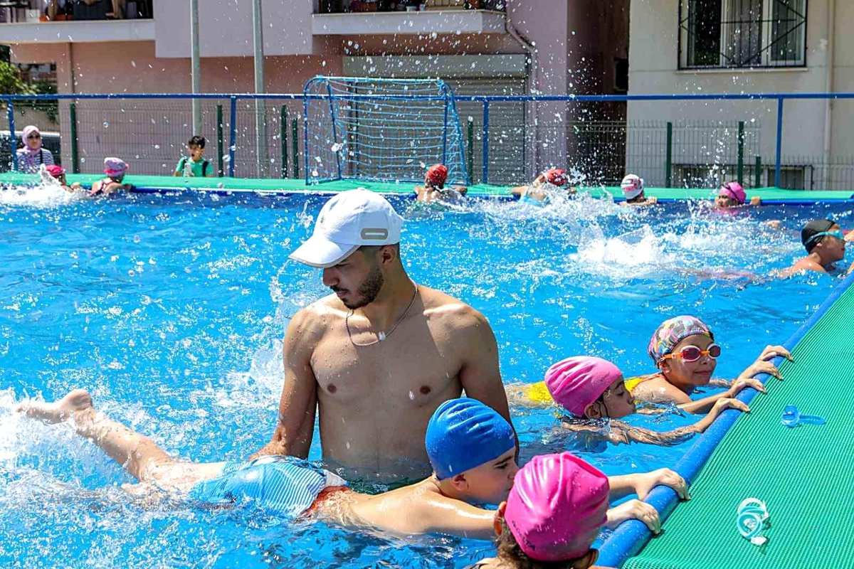 Bayraklı Belediyesi Portatif Yüzme Havuzlarına Büyük İlgi