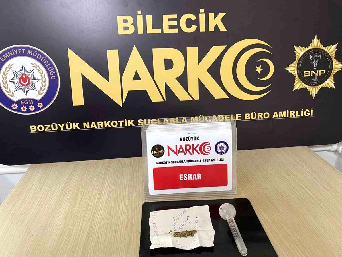 Bozüyük\'te Uyuşturucu Operasyonu: Şüphelinin Üzerinde Uyuşturucu Madde Ele Geçirildi