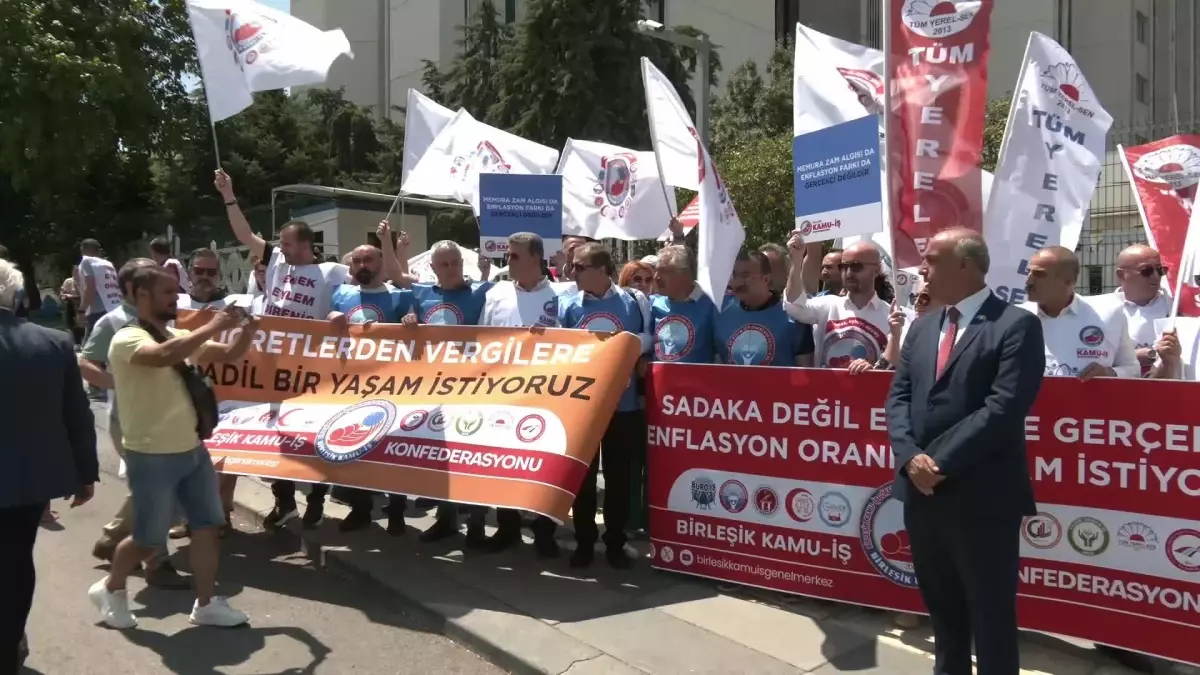 Kamu Çalışanları ve Emekliler Maaş Zammını Protesto Etti