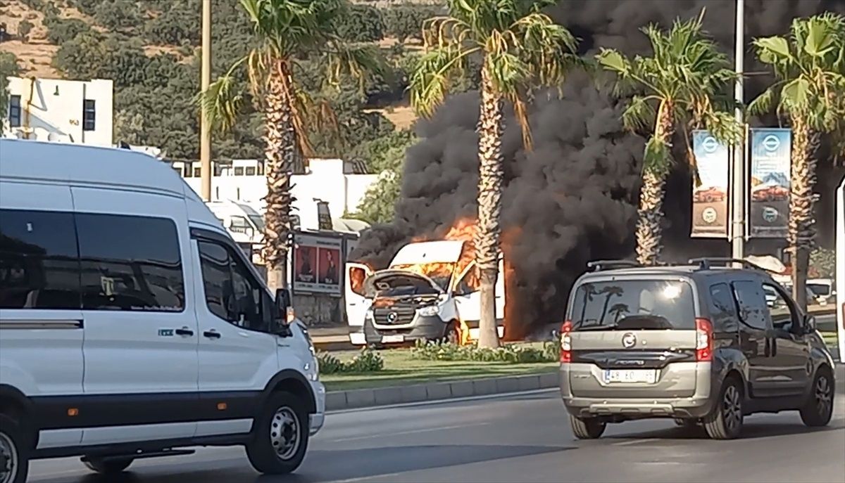 Bodrum\'da seyir halindeki servis minibüsü yanarak kullanılamaz hale geldi