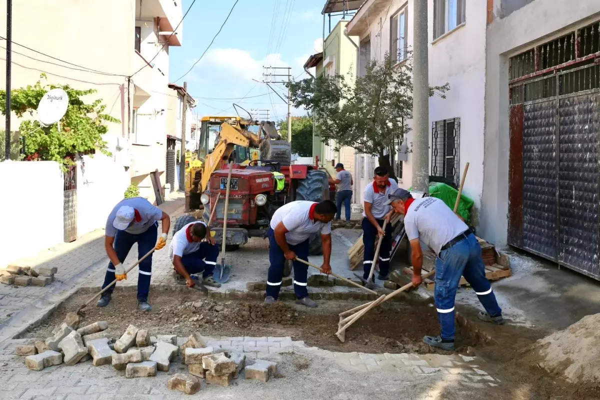 Burhaniye\'de Yol Çalışmaları Devam Ediyor